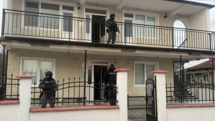Полицията с подробности за спецакцията срещу контролирания вот във Варненско (СНИМКИ)