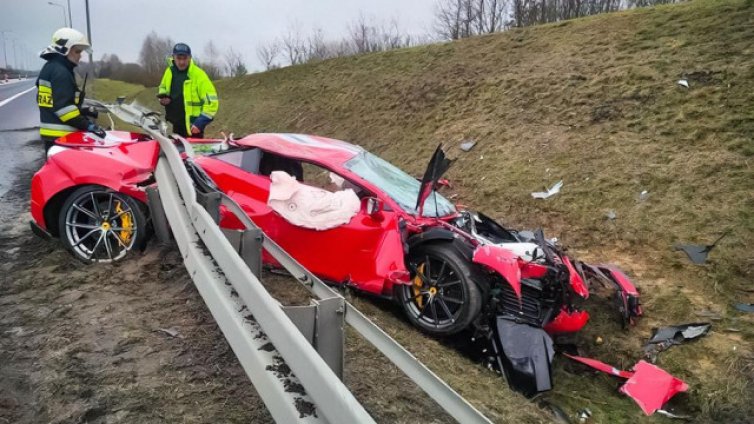 Гъзарията Ferrari за 300 000 евро затрива. Шофьорът &ndash; невредим! СНИМКИ