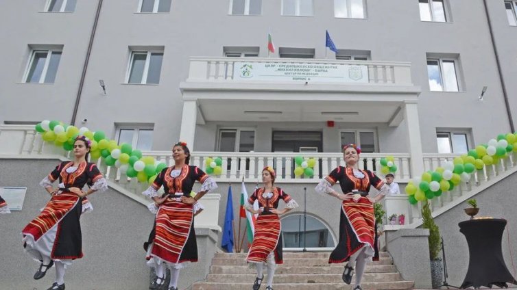 Близо 200 ученици започват учебната година в изцяло обновеното Средношколско общежитие във Варна