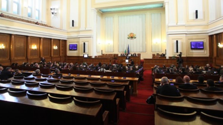 Парламентът най-после събра кворум