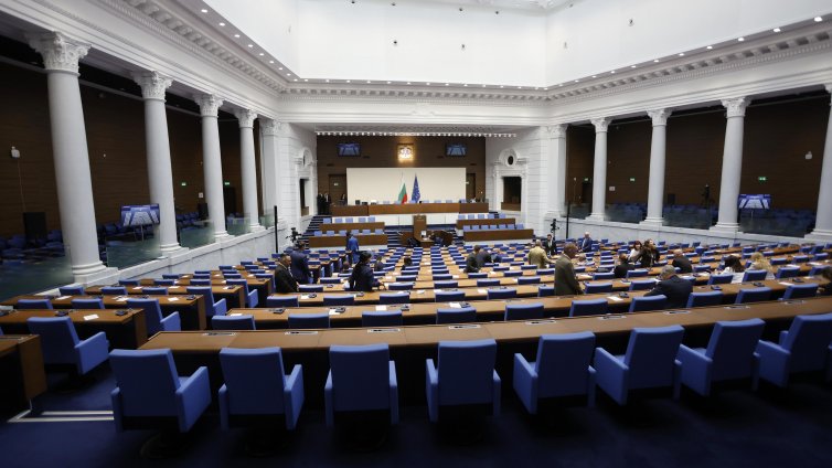 Дават 102 хиляди евро, за да учат депутатите английски, френски и немски за работа с институциите на ЕС