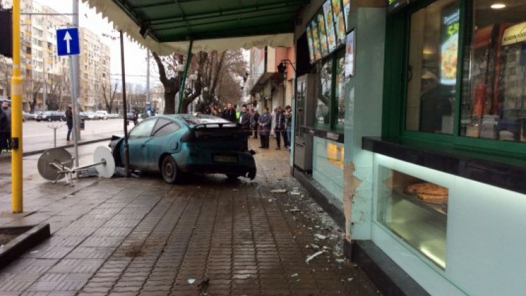 Автомобил се заби в заведение за бързо хранене в София