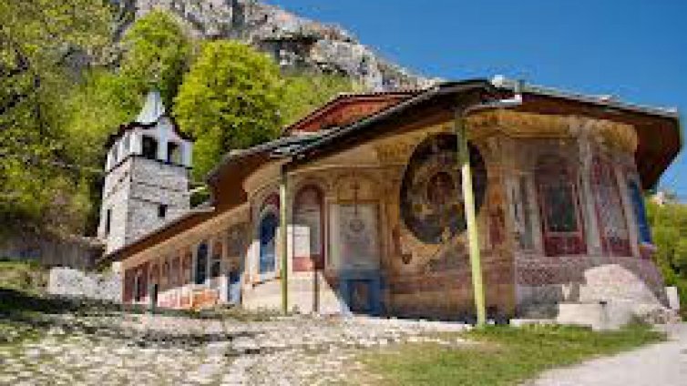 Манастир с 800 лв. ток