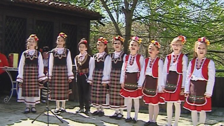 "Щрихи от утрото" (28.04.2016) - Как магията на Възкресението завладя сърцата на малките варненчета?