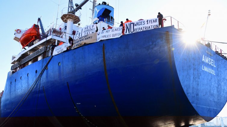 Украински моряци бедстват на кораб във Варна