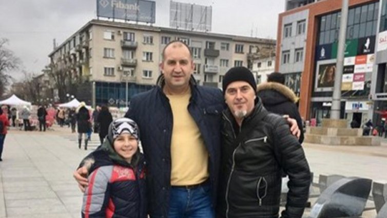 Продавачки на мартеници се снимаха с президента и съпругата му