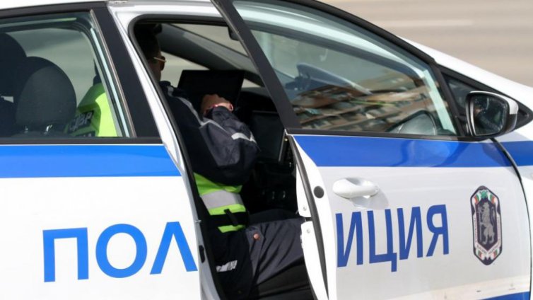 Спипаха 23-ма нелегални мигранти в камион на границата с Гърция