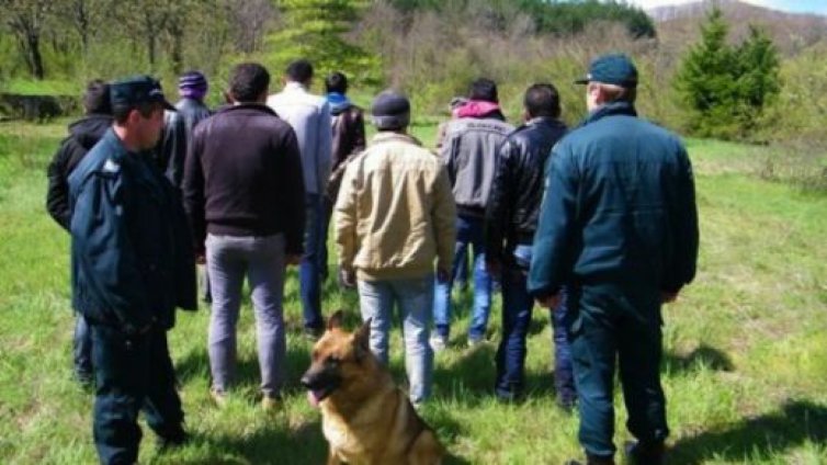 Спипаха каналджия с 10 сирийци в каросерията