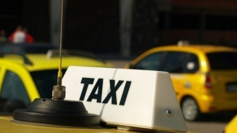 Такси блъсна пешеходка на бул. "Атанас Москов” във Варна и избяга