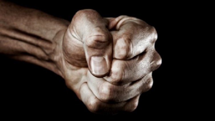 Мъж удуши майката на двете си деца в Перник