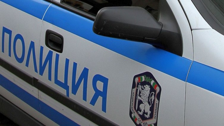 Автомобил блъсна шофьор, излязъл от колата си на пътя