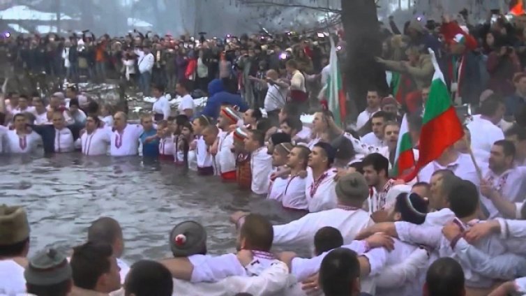 Традицията си е традиция! 150 мъже на хорото в ледените води на Тунджа  