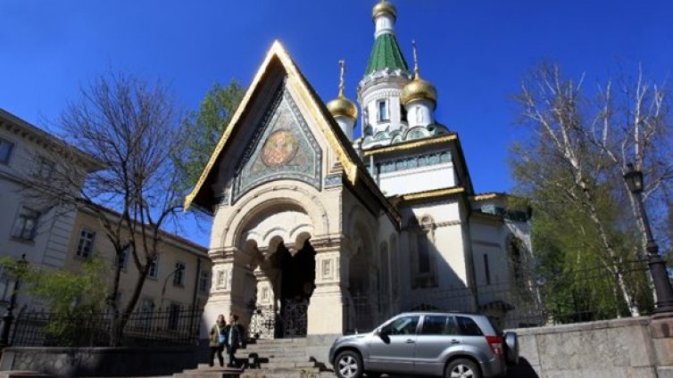 Руската църква  в София хлопва кепенци