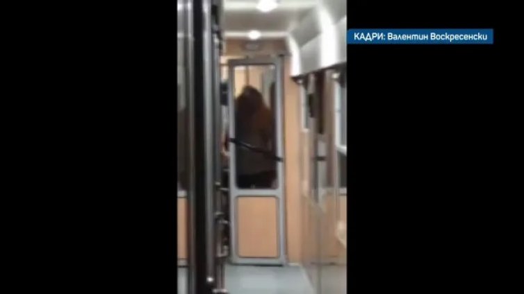 Пътник без билет наби кондукторка във влака