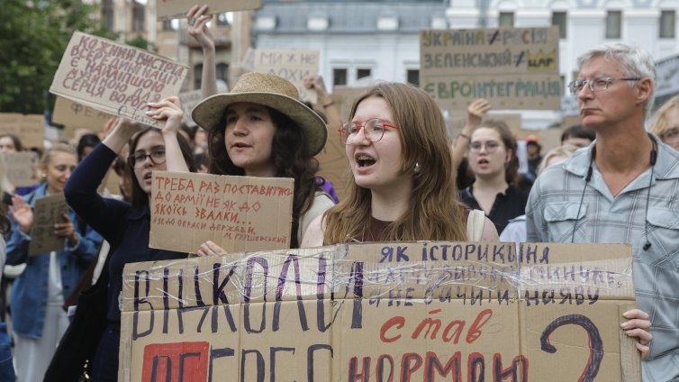 "Картонения Майдан" в Украйна принуди Зеленски да отмени уволнението на популярен министър