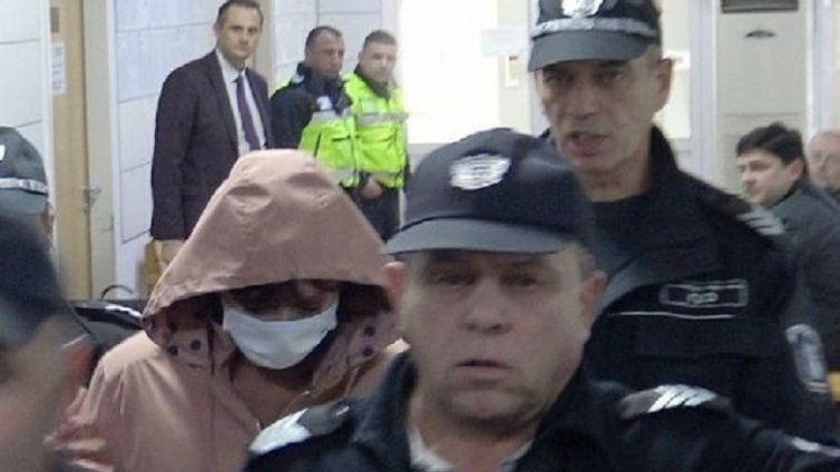 Сестрата, теглила пари от карта на мъртвец, се размина с условна