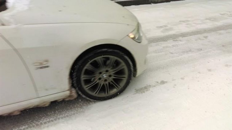 Започна се! Автомобили закъсаха заради снега