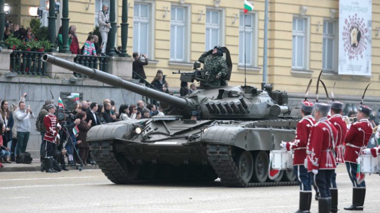 Военните вадят тежка техника за парада на Гергьовден