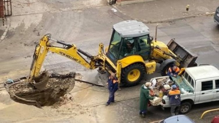 Премахнаха част от магистралния водопровод, наводнил автоподлеза на "Пикадили парк"