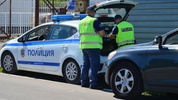 Катаджии плъпват в нова акция – дебнат колите за незаконни сини лампи