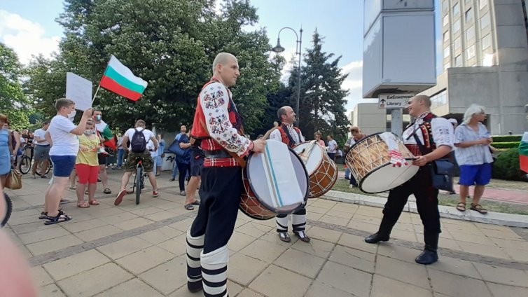 10 ден на протести във Варна: тъпани и хора пред общината