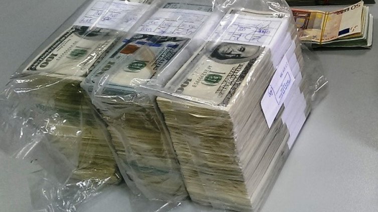 Контрабандна валута за 55 хил. лв. откриха митничари