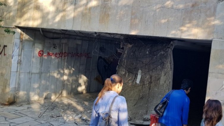 Падна част от тавана на един от най-натоварените подлези във Варна