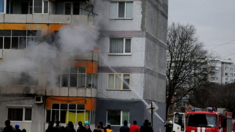 Момиче пострада при пожар в дома си във Варна