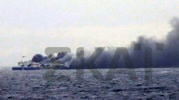 Един човек е загинал и двама са пострадали на горящия в Йонийско море ферибот