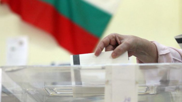 Полицай на всеки метър за вота, пазят и бюлетините при разнасянето им  