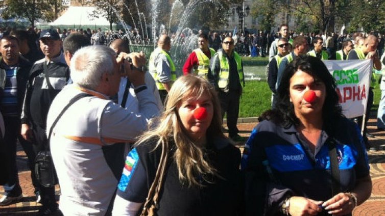 Протестиращи полицаи си сложиха клоунски носове