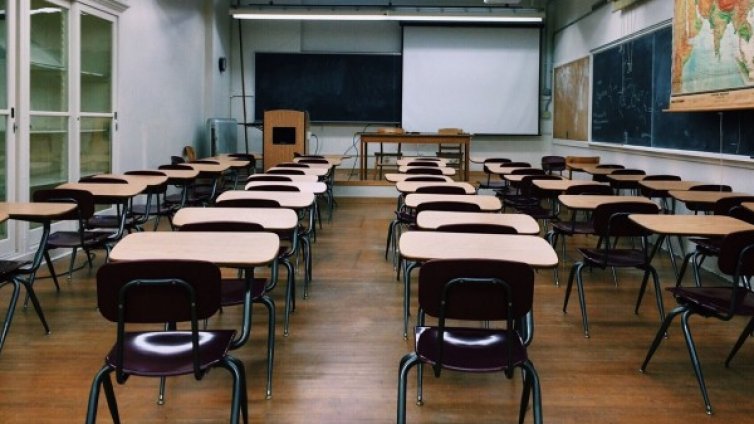 Родителите Vs. учителите: Трябва ли да се върнат децата в училищата?