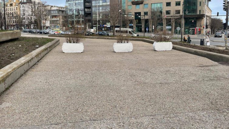 Кметът затвори официалния вход на Община Варна за автомобили