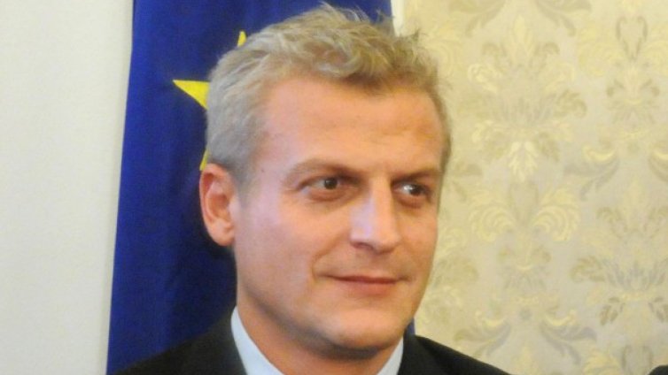 Не успее ли реформаторското усилие, пътят е "Путин" или "Чавес"