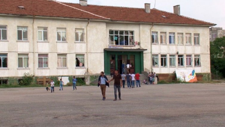 Центровете за бежанци в страната са празни