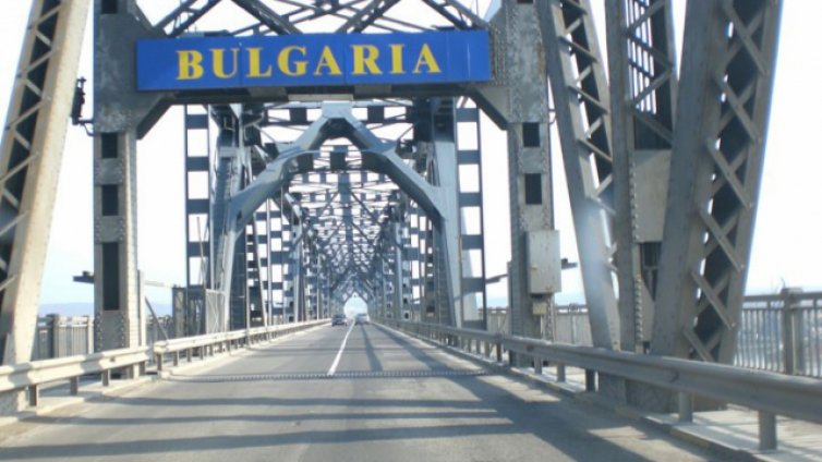 Временно спират движението по Дунав мост-2