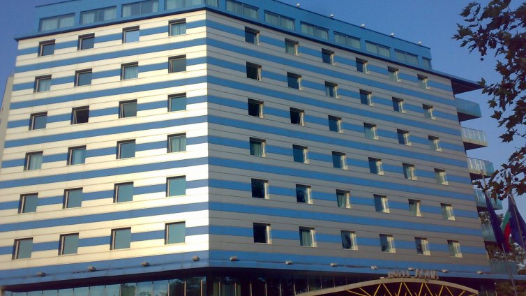 Евтин хотел? Как къде - в София и Варна, разбира се