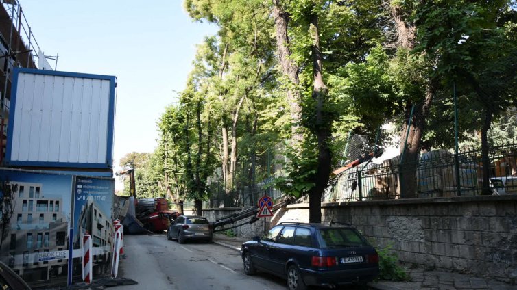 Кран падна върху оградата на Музикалното училище във Варна (СНИМКИ)