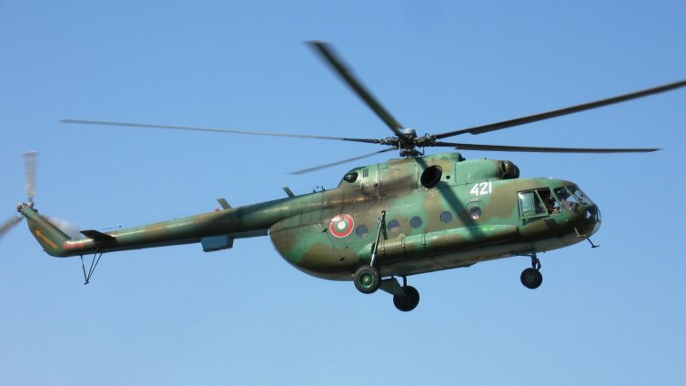 Вертолет Ми-17 развява националния флаг над София за 6 май