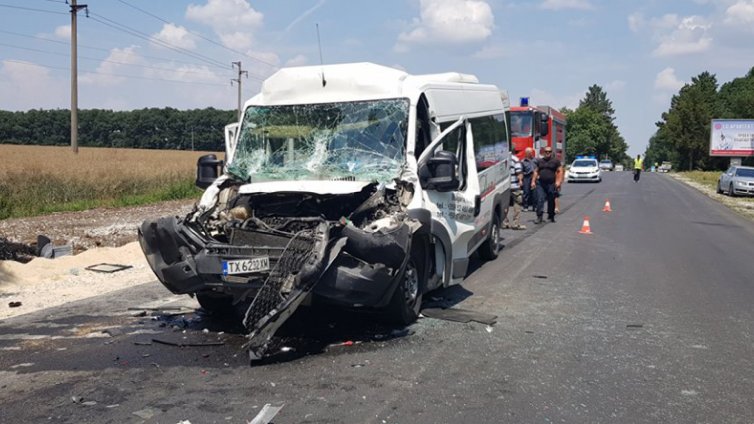 Шофьор в болница след сблъсък на пътя Варна - Добрич