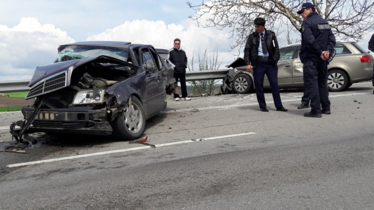 Двама мъже пострадаха при катастрофа край Варна