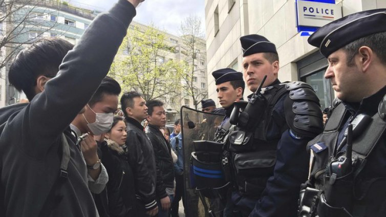 Азиатската общност в Париж протестира 