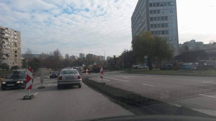 Затвориха едното платно на бул. „Ян Палах“