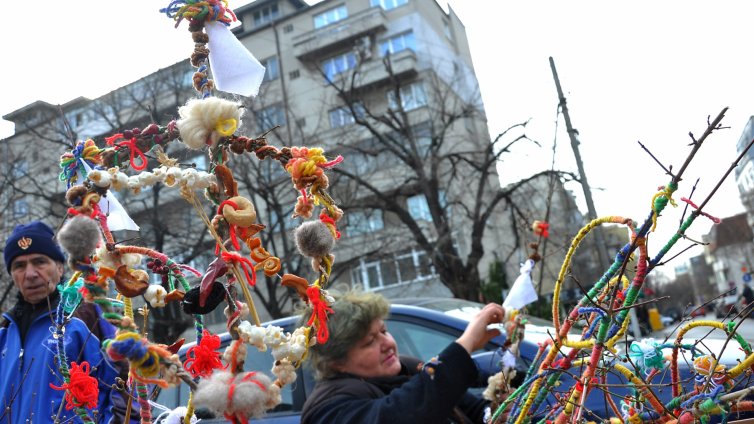 Между 6 и 10 лв. струват първите сурвачки на пазара (СНИМКИ)