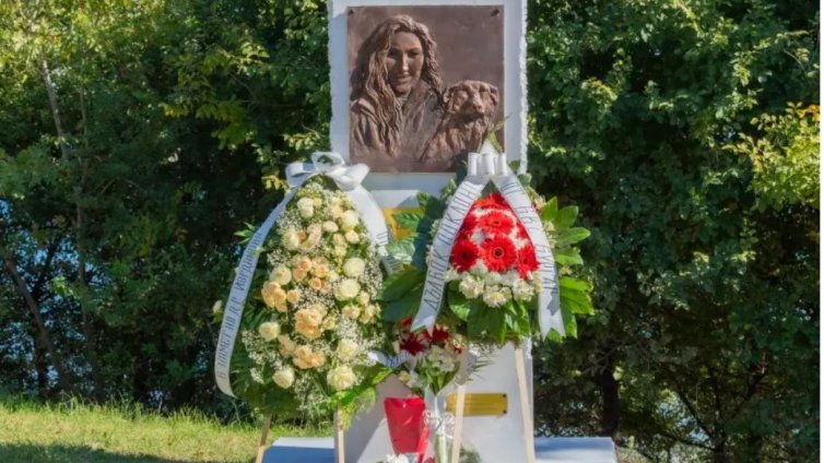 Издигнаха паметник на д-р Даниела Йорданова