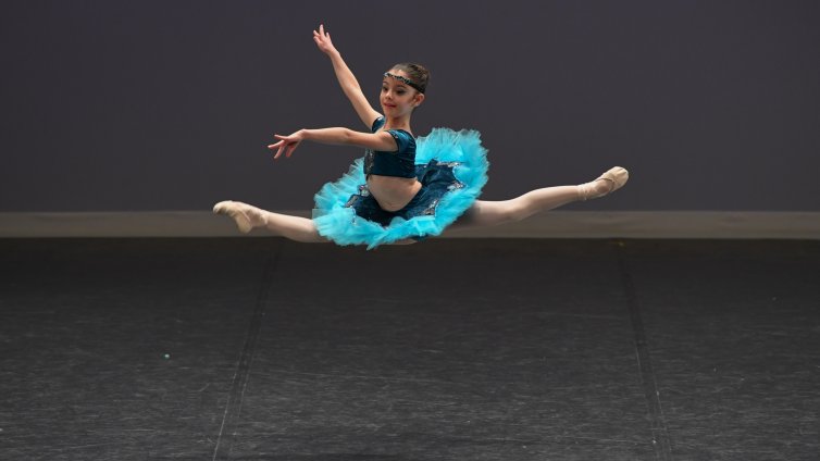 8-годишната Яница Георгиева от Варна е финалист в балетен конкурс в Париж