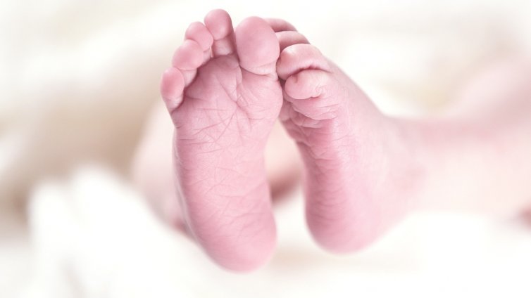 Защо почина бебето, родено в домашни условия в София?