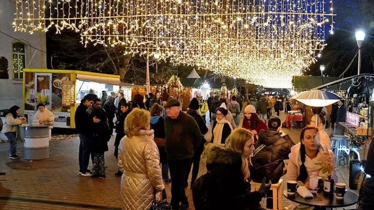 Коледен базар събира средства за брайлов компютър за незрящ студент от ТУ-Варна