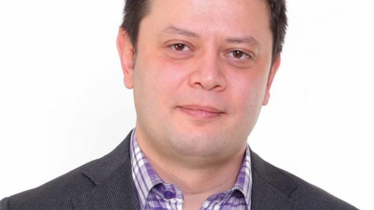 Полицаи пазят столичен журналист