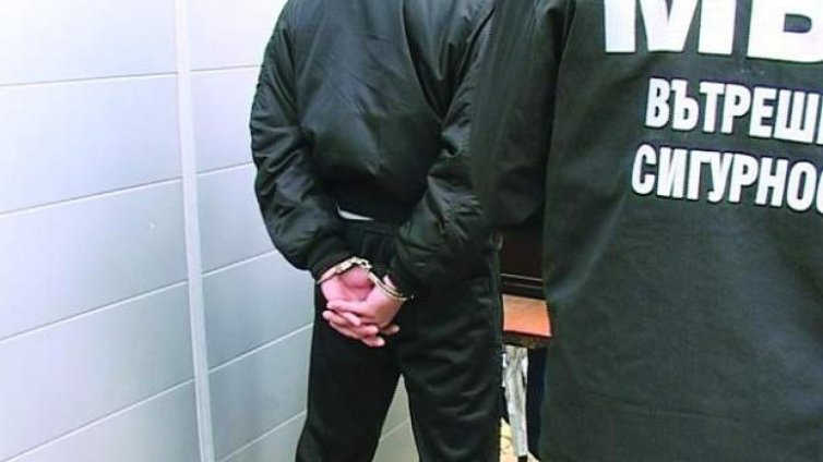 Полицаи участват в организиран трафик на бежанци  